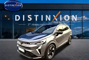 Renault Symbioz 2026 gris cassiope en 3/4 avant, avec jantes alu et feux LED, devant un showroom Distinxion.