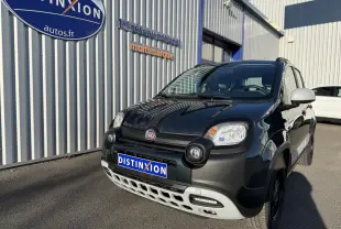 Vue 3/4 avant droite de la Fiat Panda City Cross gris minuit avec protections noires et calandre grise claire.