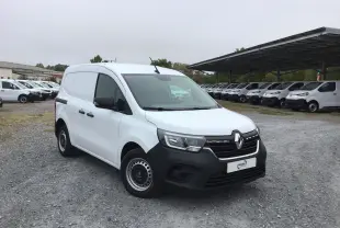 Renault Kangoo blanc en 3/4 avant droit sur parking, avec pare-chocs noir et jantes acier simples.