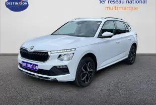Vue 3/4 avant d'un Skoda Kamiq blanc glacier avec jantes noires et calandre noire brillante.