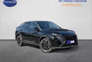 Peugeot 3008 noir Perla Nera en 3/4 avant droit, avec jantes alu noires et calandre distinctive.
