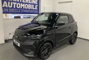 Vue 3/4 avant droite d'une Ligier JS50 noire 2026 avec jantes alu noires et feux LED dans un showroom.