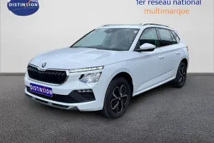 Skoda Kamiq blanc glacier en 3/4 avant droit, avec calandre noire et jantes alliage noires distinctives.