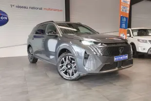 Peugeot 5008 gris titanium en 3/4 avant droit, avec calandre noire et jantes alliage 19 pouces diamantées.