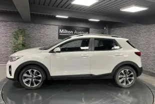 Profil côté gauche du Kia Stonic blanc 2019 avec jantes alliage 17 pouces et protections noires sur passages de roues.