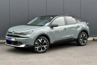 Citroën C4 Manhattan Green vue 3/4 avant droit avec toit noir et jantes alliage 18 pouces diamantées