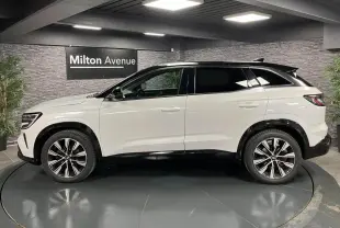 Profil droit du Renault Austral blanc Glacier avec toit noir étoilé et jantes alliage 19 pouces Komah diamantées noires.