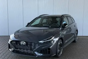 Vue 3/4 avant droite d'une Hyundai i30 SW N-Line gris foncé avec calandre hexagonale et jantes alliage distinctives.