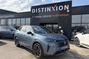 Vue 3/4 avant du Peugeot 3008 bleu Ingaro avec calandre noire et jantes alliage noires devant un showroom Distinxion.