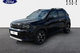 Vue 3/4 avant d'une FIAT Grande Panda 2025 noir cinéma métallisé avec jantes alu et phares LED carrés.
