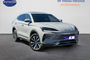 Vue 3/4 avant du SUV BYD SEAL U 2026 en Boundless Cloud métallisé avec jantes alu et calandre moderne.