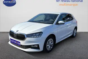 Vue 3/4 avant droite d'une Skoda Fabia 2025 gris graphite métallisé avec calandre noire et jantes argentées.