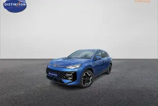 Volkswagen T-Roc bleu métallisé en 3/4 avant droit avec jantes noires brillantes et calandre marquée.