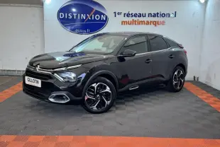 Citroën C4 PureTech 130 noir, vue 3/4 avant droit, avec jantes distinctives et feux LED modernes.