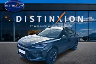 Vue 3/4 avant droite d'un CUPRA Formentor 1.5 etsi hybrid bleu fjord avec jantes 18 pouces devant un showroom Distinxion.
