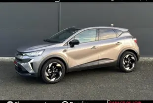 Renault Captur Techno TCe 90 gris foncé vu de profil côté gauche, avec jantes noires au design moderne.
