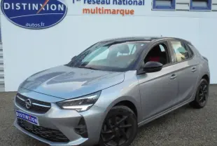 Opel Corsa gris quartz métal vue 3/4 avant droit, avec jantes noires et calandre distinctive.