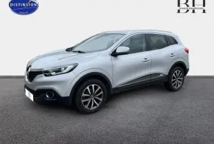 Renault Kadjar gris platine en 3/4 avant droit, avec jantes alu et détails noirs sur bas de caisse.