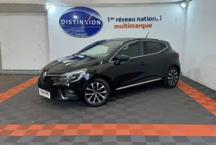 Renault Clio Intens TCe 100 noire vue de profil côté gauche dans un showroom avec sol gris et bandes orange.