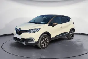 Renault Captur beige et marron en 3/4 avant droit, avec jantes alliage et toit foncé contrastant.