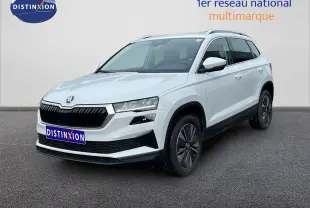 Vue 3/4 avant droite du Skoda Karoq blanc glacier 2025 avec calandre noire et jantes bi-ton.
