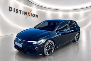 Volkswagen Golf 1.5 ETSI Evo2 noir en 3/4 avant droit avec jantes R-Line distinctives dans un showroom lumineux.
