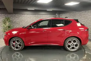 Profil droit de l'Alfa Romeo Tonale rouge 2024 avec jantes 20 pouces et étriers de frein rouges visibles.