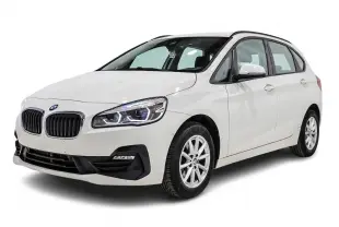 BMW Série 2 Active Tourer 216d blanc vue 3/4 avant droit avec phares LED et jantes alliage blanc.