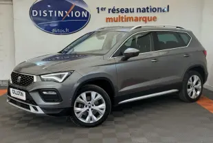 SEAT Ateca gris clair vue de profil côté gauche, avec jantes alliage et barres de toit chromées visibles.