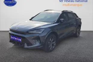 CUPRA Formentor gris magnétique en 3/4 avant droit, avec jantes alu et barres de toit visibles.