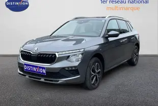 Vue 3/4 avant d'un Skoda Kamiq gris graphite métal avec calandre noire et jantes alliage noires.
