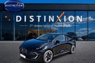 Vue 3/4 avant d'une Renault Clio VI noire avec jantes alliage et calandre distinctive, devant une vitrine de concession.