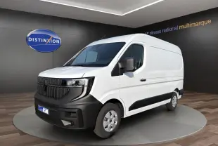 Renault Master blanc en 3/4 avant droit, avec calandre noire et pare-chocs contrastant visible en intérieur showroom.