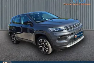 Vue 3/4 avant droit d’un Jeep Compass gris 2024 avec jantes alliage 18 pouces et calandre distinctive à sept fentes.
