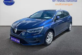 Renault Mégane IV Estate bleu en 3/4 avant droit, avec jantes alu et calandre chromée visible.