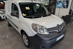 Renault Kangoo Express blanc minéral vu en 3/4 avant droit, avec pare-chocs noir mat et jantes acier.