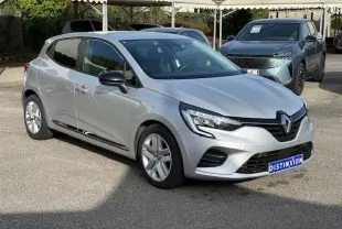 Vue 3/4 avant d'une Renault Clio V gris platine 2021, avec jantes alliage et calandre noire distinctive.