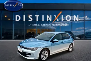 Volkswagen Golf 1.5 etsi evo2 bleu glacier vue 3/4 avant avec jantes alu 17 pouces devant showroom Distinxion.