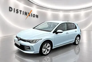 Volkswagen Golf 1.5 ETSI Evo2 bleu glacier vue 3/4 avant droit en intérieur showroom lumineux.
