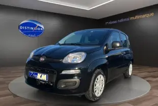 Vue 3/4 avant droite d'une Fiat Panda noire 2025, compacte avec phares arrondis et jantes acier blanches.