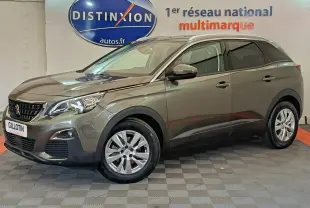 Peugeot 3008 gris foncé vue de profil côté droit en intérieur avec logo Distinxion en arrière-plan.