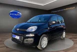 Vue 3/4 avant droite de la Fiat Panda noire 2025 avec jantes acier et feux LED, en showroom.