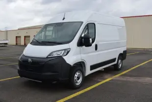 Vue 3/4 avant droit d'un utilitaire Peugeot Boxer Fourgon blanc Icy avec calandre noire et carrosserie haute.