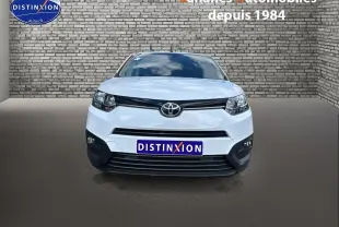 Vue frontale d'un Toyota Proace City blanc 2023 avec calandre noire et logo Toyota bien visible.