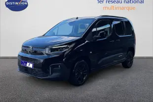 Vue 3/4 avant droite d’un Citroën Berlingo noir Perla Nera métallisé avec jantes noires et vitres teintées.
