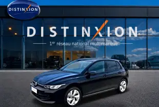 Volkswagen Golf 1.5 etsi evo2 noire vue 3/4 avant, jantes alu 17 pouces, devant une vitrine Distinxion.