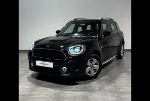 Vue 3/4 avant d'une MINI Countryman One D 116ch Northwood noire métallisée avec phares LED allumés dans un showroom.