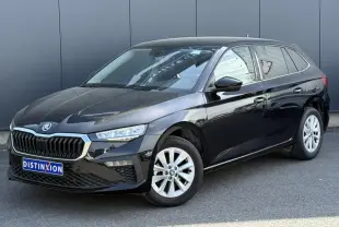 Vue 3/4 avant droite d'une Skoda Scala noire Magic Perle avec jantes alliage et calandre chromée.