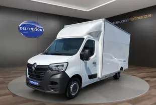 Renault Master blanc en 3/4 avant droit, fourgon utilitaire avec caisse fermée et calandre noire distincte.