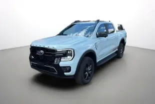 Ford Ranger 2.3 PHEV gris zen en 3/4 avant droit, avec calandre noire et jantes alu noires.